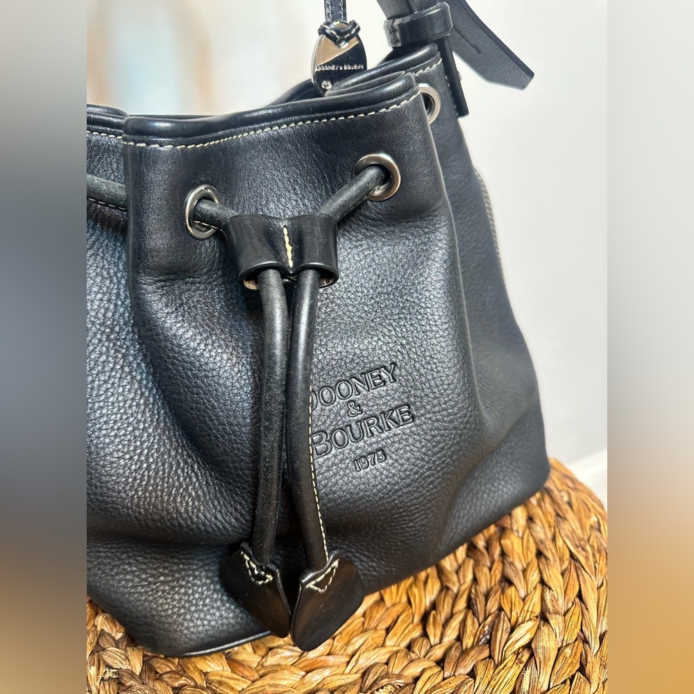 Vintage Dooney & Bourke black full grain leather bucket shoulder bag bucket bag - Picture 3 of 16